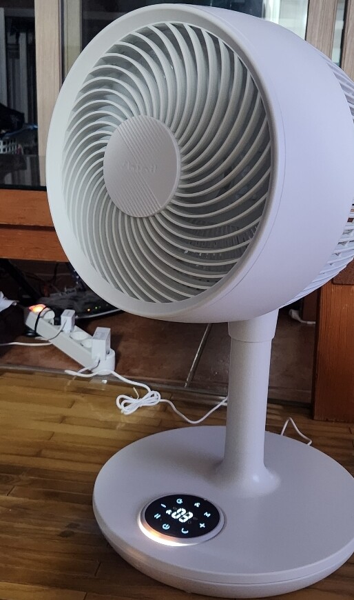 어르신이 에어컨과 돌출된 버튼식 선...