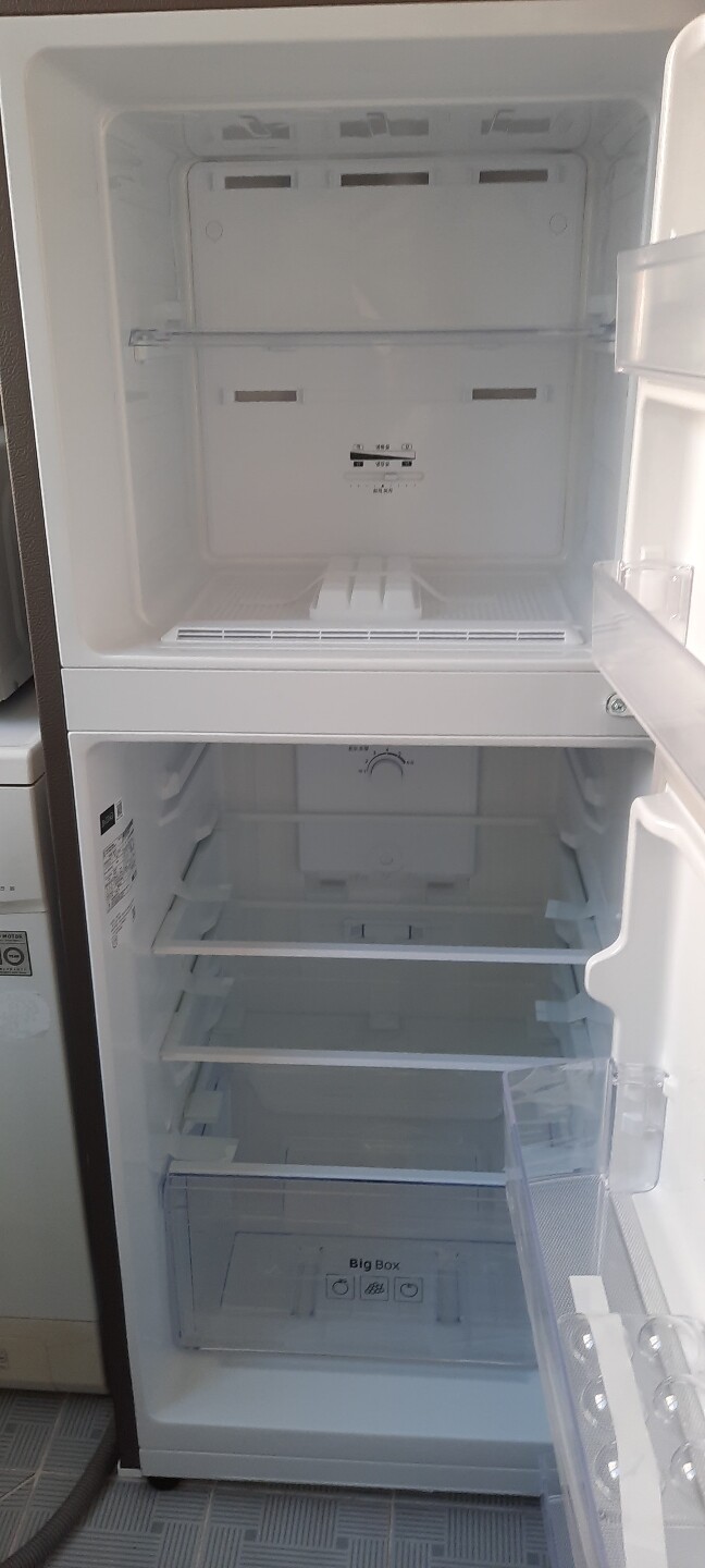 원룸에 소형 냉장고가 11년돼서 교체...