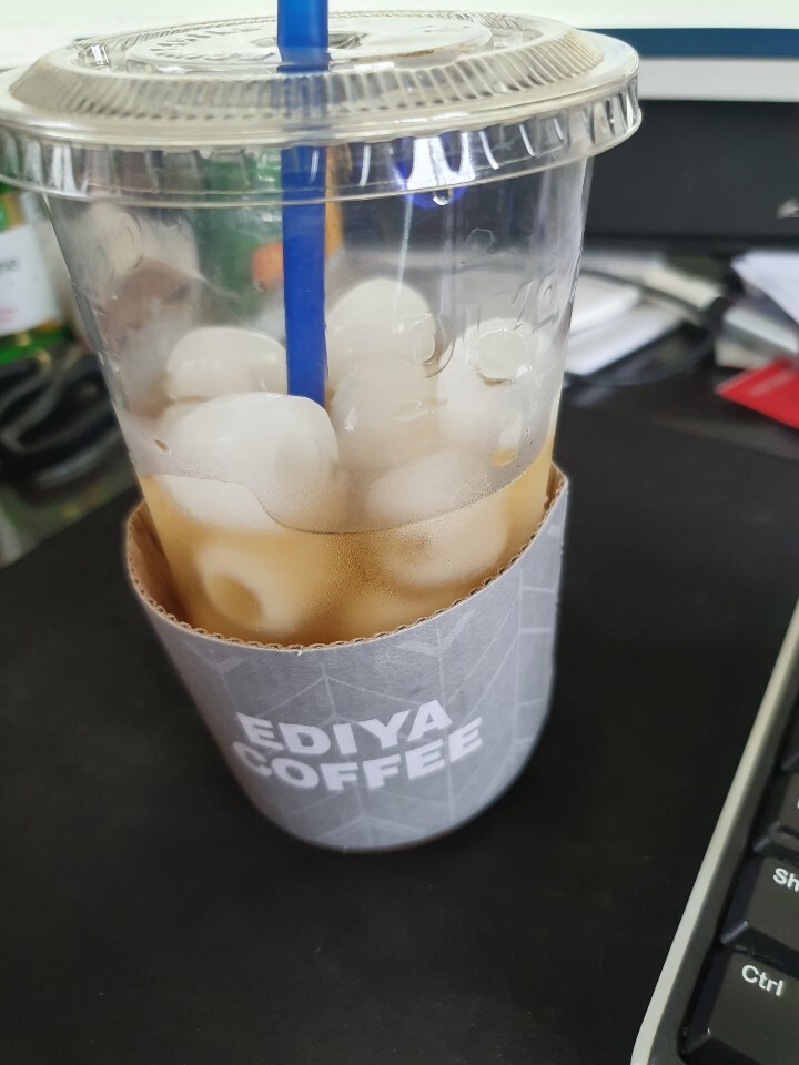 사무실에 아아먹는데 얼음이 금방녹...