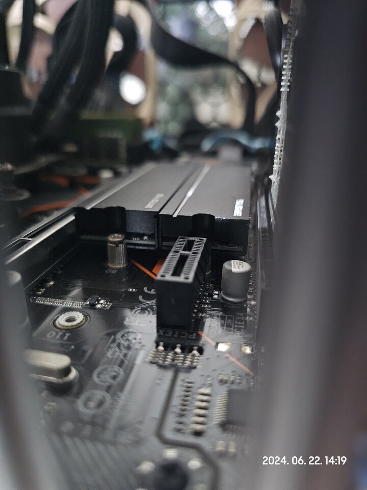 제 m.2는 그래픽카드 3060ti 바로 뒤에 ...