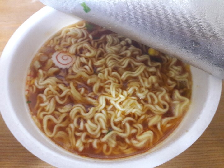 오뚜기 육개장 사발면은 농심의 육개...