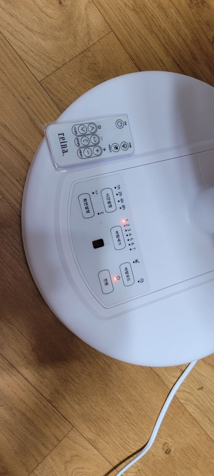 전체적으로  플라스틱 제질이라가볍...