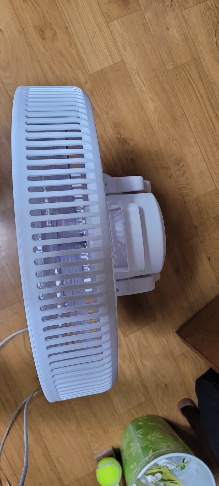전체적으로  플라스틱 제질이라가볍...