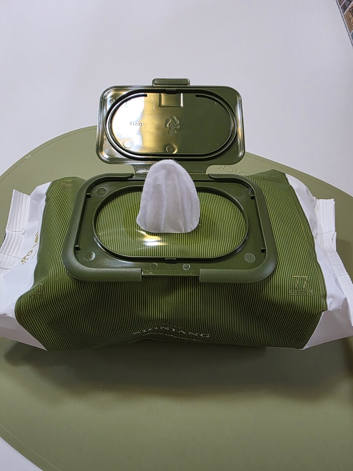 두꺼운 엠보형 타입의 물티슈를 좋아...