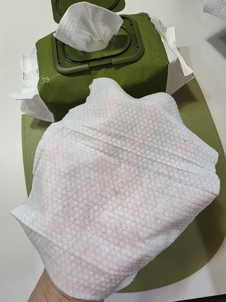 두꺼운 엠보형 타입의 물티슈를 좋아...