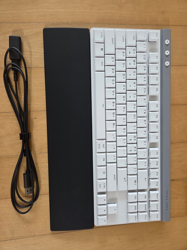 역시 로지텍 g515입니다~  누르는 감도 ...