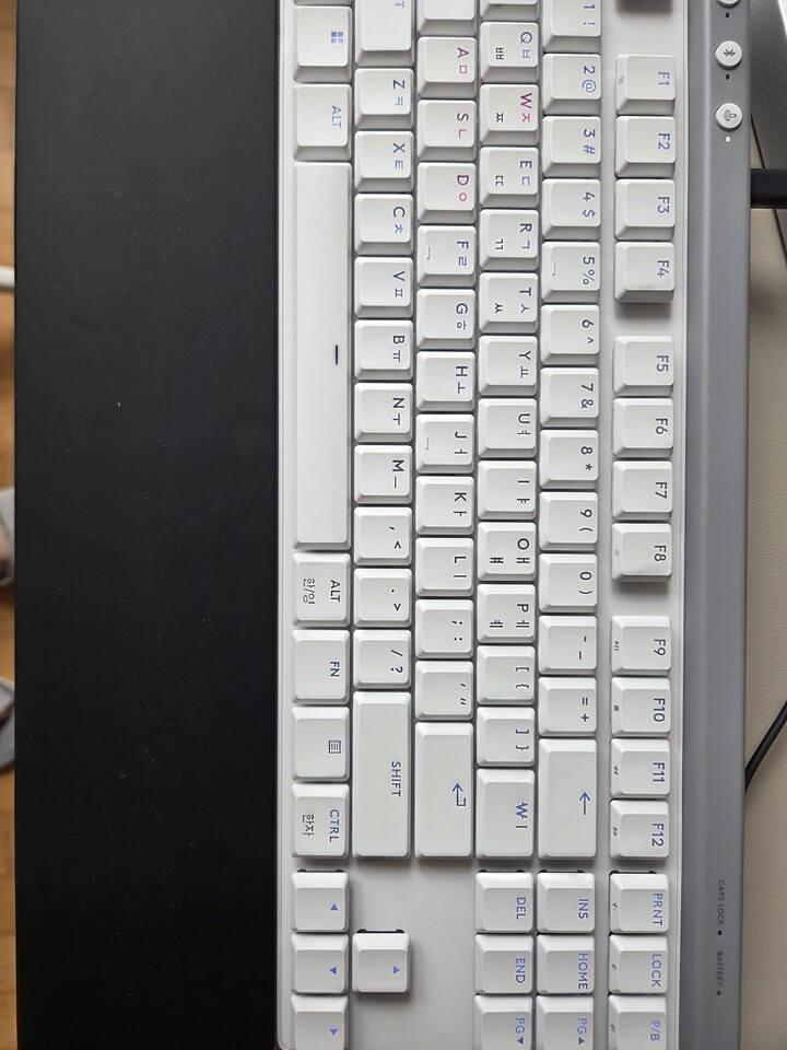 역시 로지텍 g515입니다~  누르는 감도 ...