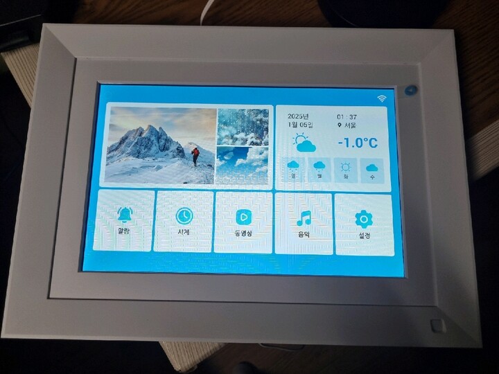크기도 적당하고 화이트 프레임 이쁩...