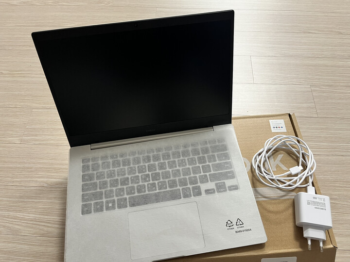 셀룰러가 되는 노트북이란 것이 먼저 ...