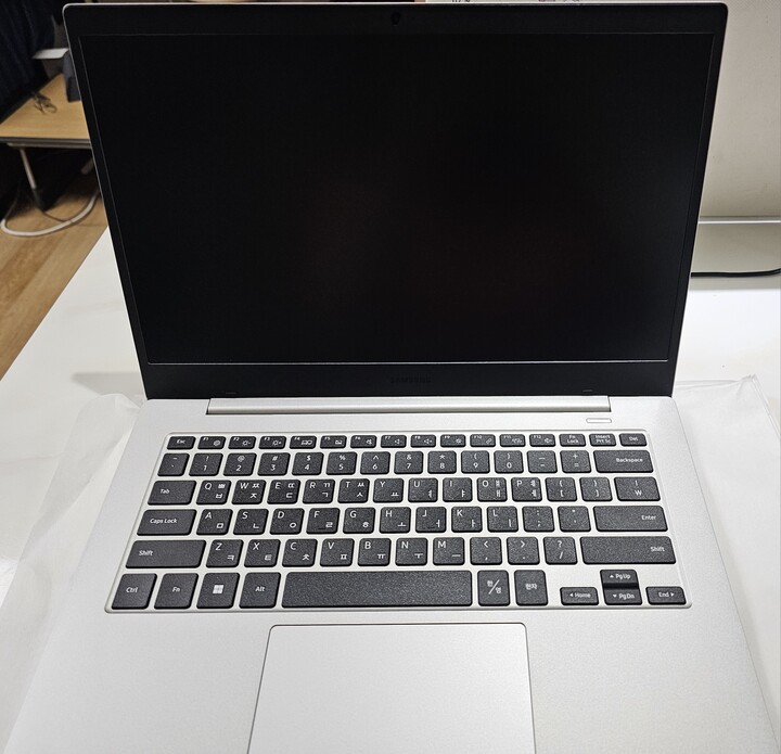 기존에 사용하던 노트북은 무겁고 배...