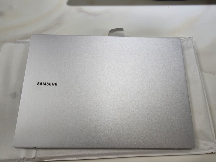 기존에 사용하던 노트북은 무겁고 배...