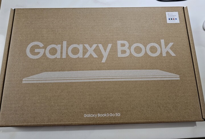 기존에 사용하던 노트북은 무겁고 배...