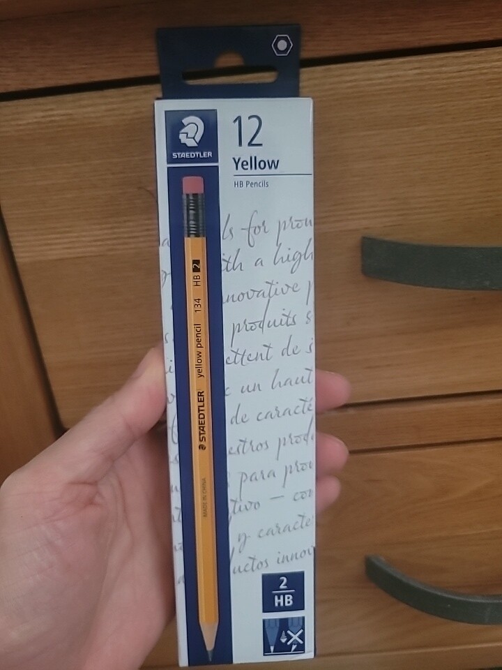 연필 떨어졌다고 하더니 이 연필로 사...