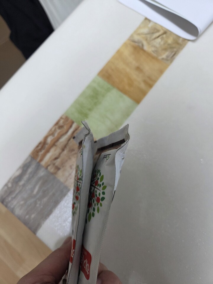 상자 중간쯤에 곰팡이가 있어 확인해 ...