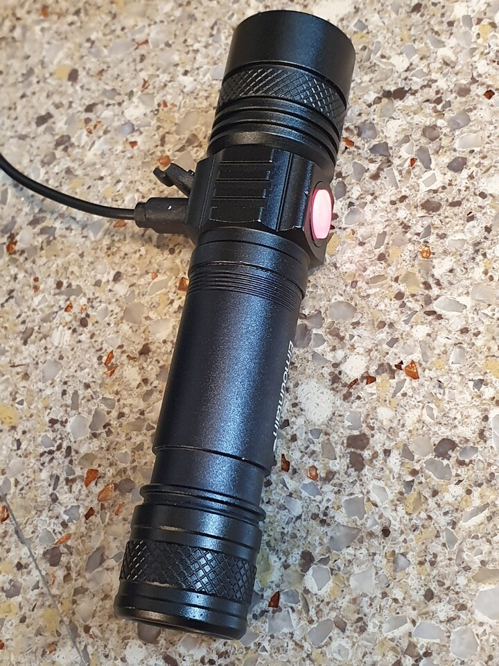 기존에 사용하던 LED손전등보다 크기...