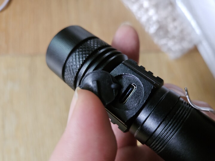 설명서나 제품박스따위는 없고 허연...