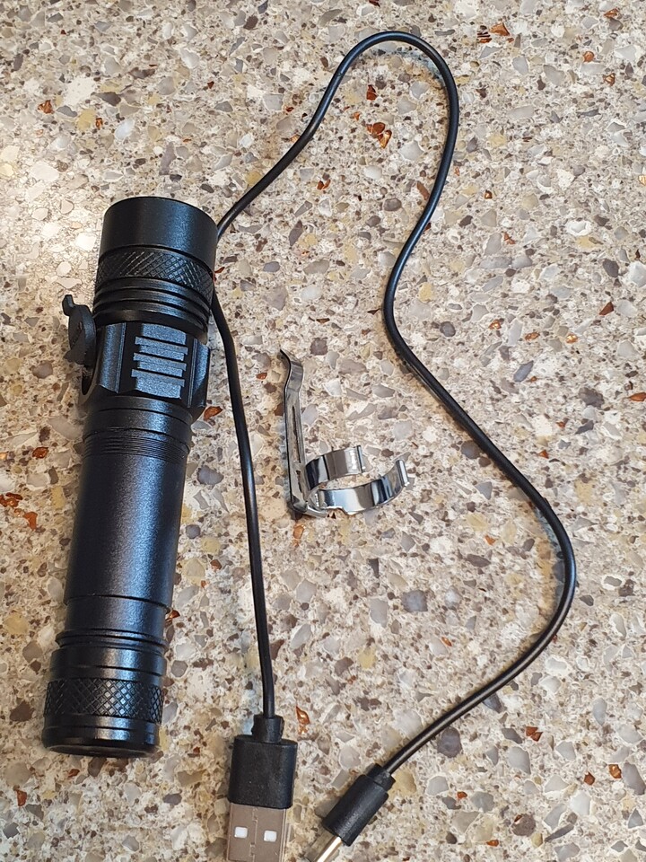 기존에 사용하던 LED손전등보다 크기...