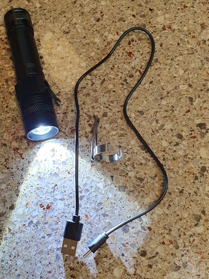 기존에 사용하던 LED손전등보다 크기...