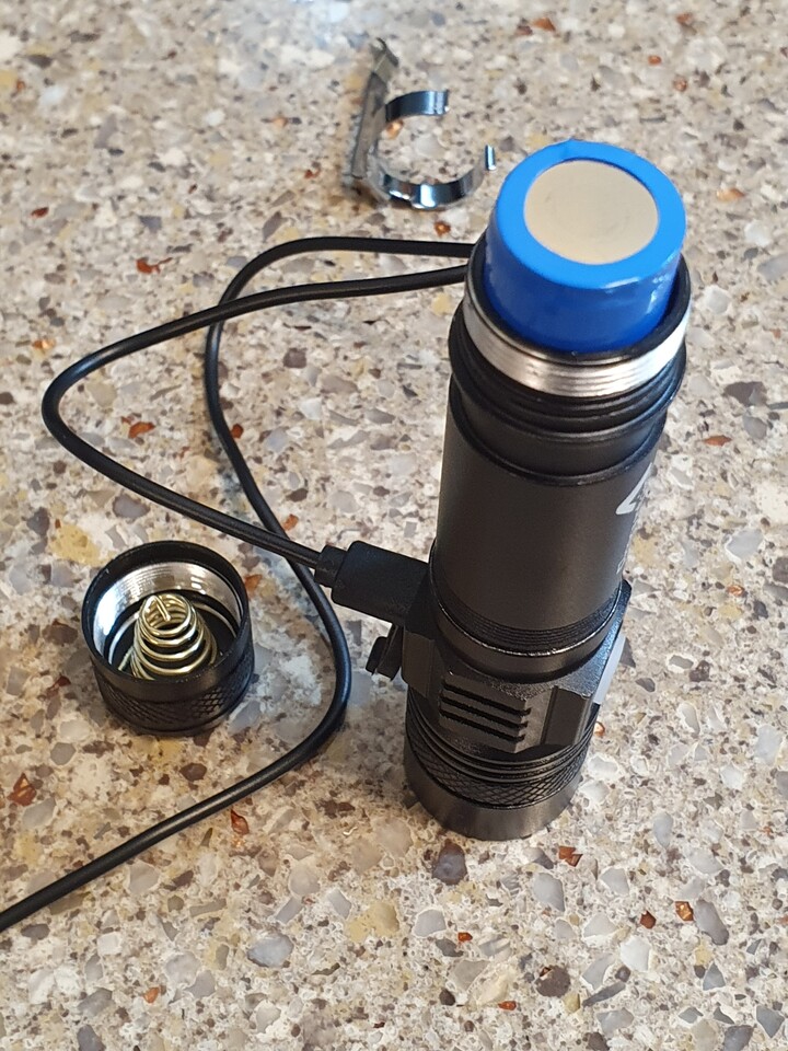 기존에 사용하던 LED손전등보다 크기...